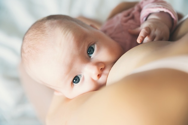 Foto bebê comendo leite materno. mãe amamentando bebê. linda mãe amamentando seu filho recém-nascido. jovem mulher amamentando e alimentando o bebê. conceito de lactação infantil.