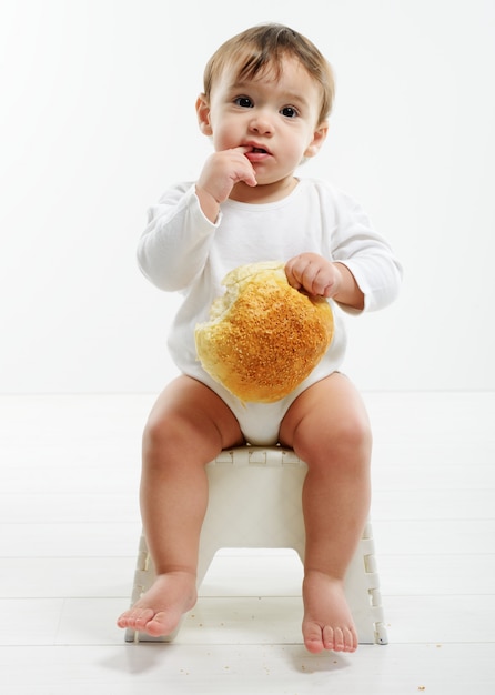 Bebê comendo pão pão