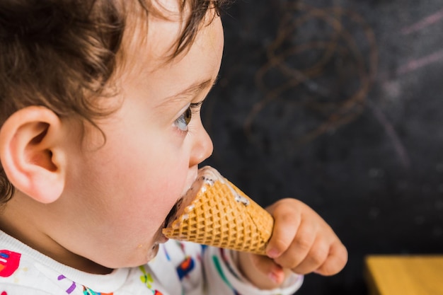 Un bebe comiendo un helado