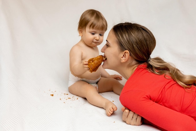 bebé comparte croissant con mamá