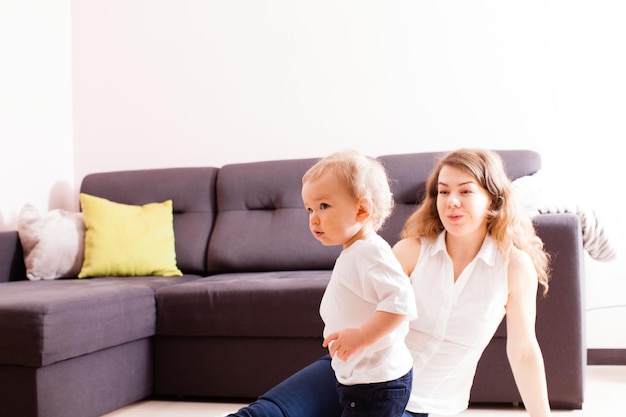 El bebé concentrado espera con su madre