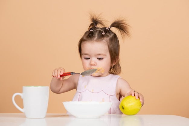 Bebê criança comendo comida Bebê comendo purê de frutas