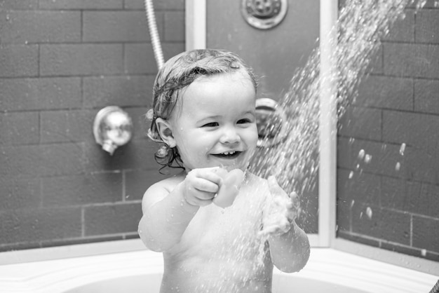 Bebê criança lavando em um banheiro em espuma criança no chuveiro