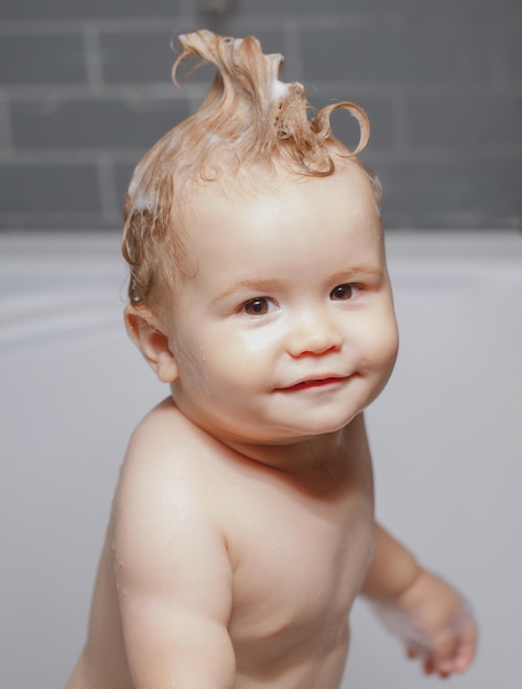 Bebê criança lavando em um banheiro em espuma todler no chuveiro bebê engraçado no chuveiro