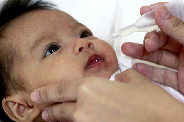 Bebê de 2 meses toma vacina rota