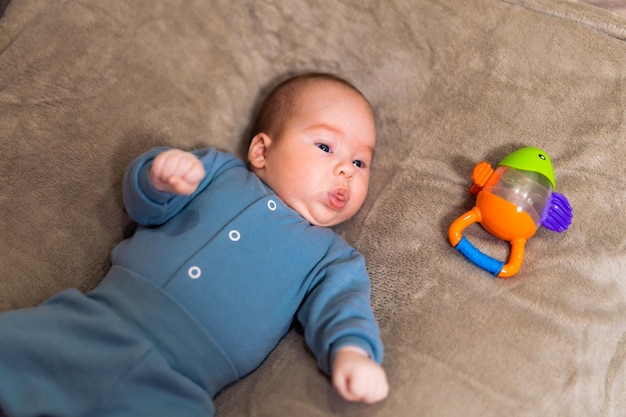 Bebê de dois meses de idade em um chapéu menino recém-nascido na moda