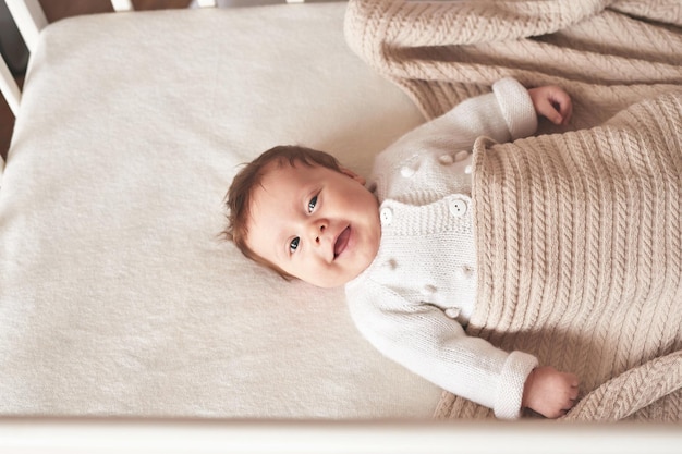 Bebê deitado na cama feliz dia das mães e dos pais infância e paternidade