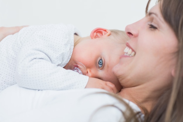 Bebê deitado no baú de sua mãe