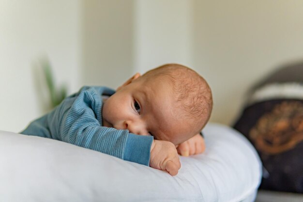 Foto bebê descansando em uma almofada 1 mês de idade