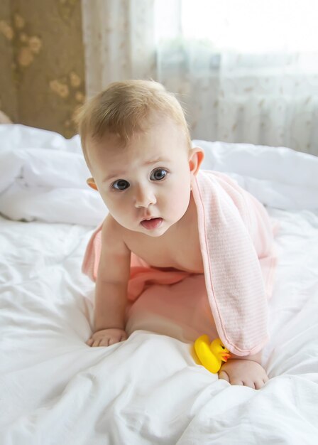 Bebé después de bañarse en una toalla