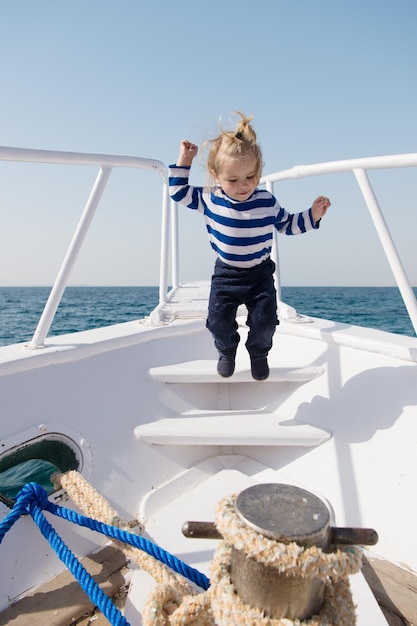 El bebé disfruta de las vacaciones en un crucero por el mar.