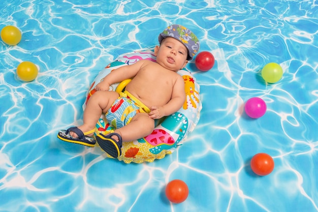 Bebé disfrutando en una piscina