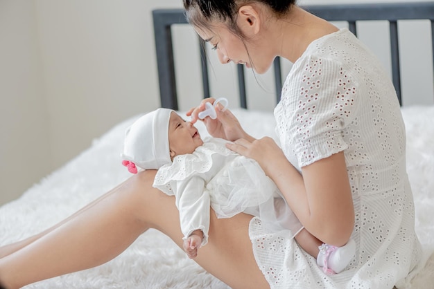 Bebê dorme no colo da mãe mãe carrega e toca seu filho com ternura