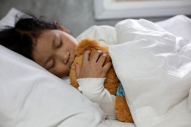 Bebê dormindo com um ursinho de pelúcia