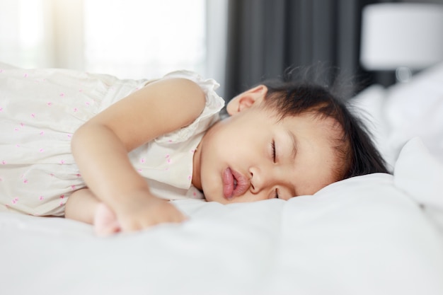 bebê dormindo na cama em casa