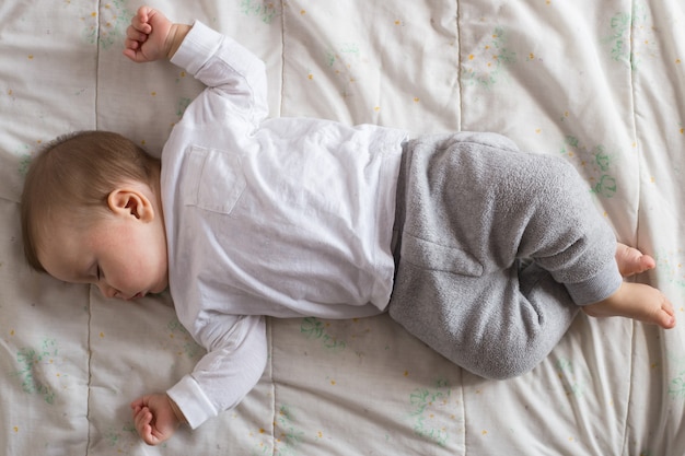 Bebê dormindo na cama