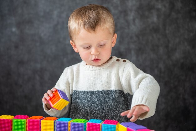 Bebé de dos años jugando con cubos