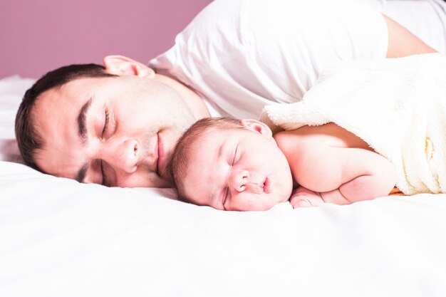 Bebé duerme con papá - tierno cuidado de su padre