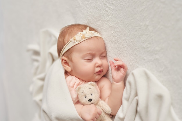 bebé durmiendo 3 meses en una luz