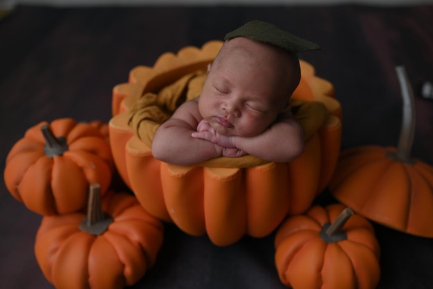 Foto bebe durmiendo en una calabaza