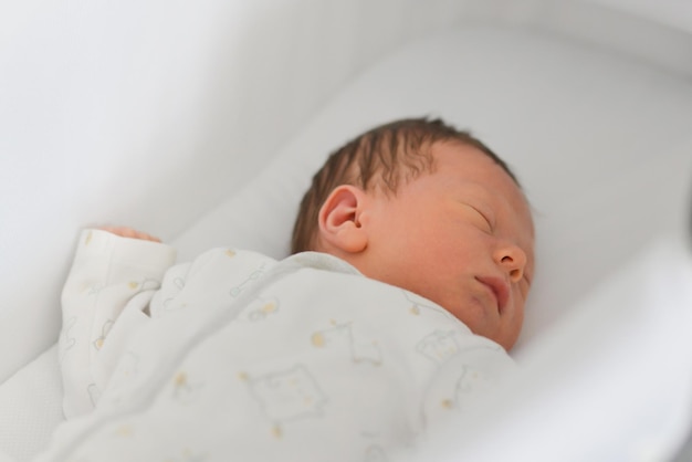 Bebé recién nacido de 2 años duerme en la manta