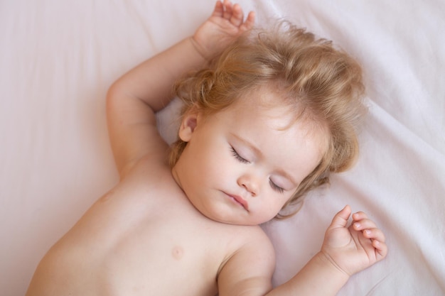 Bebé durmiendo en la cama niños cara de sueño niño dormir