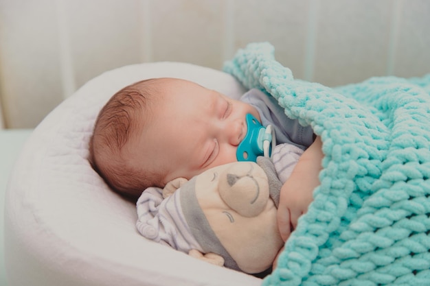 Foto el bebé está durmiendo en la cuna dulce sueño del bebé