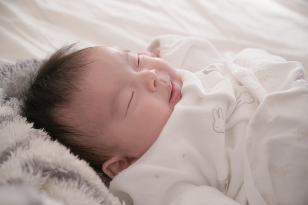 bebe durmiendo a la luz