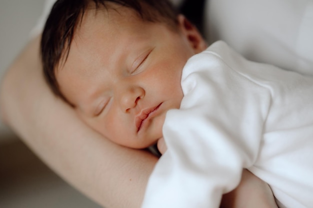 Bebé durmiendo niño duerme en los brazos de su madre