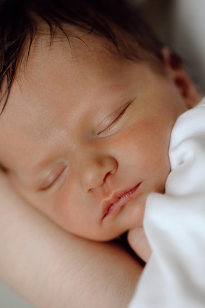 Bebé durmiendo niño duerme en los brazos de su madre