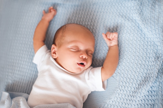 Bebé durmiendo en primer plano de la cama