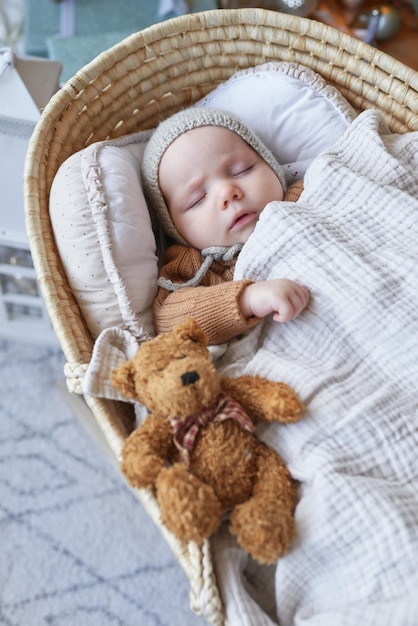 Bebé durmiendo Santa niño yace en la cuna cerca del árbol de Navidad Feliz Navidad y feliz año nuevo