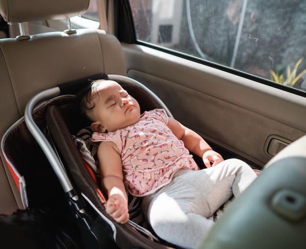 Bebé durmiendo sentado en la silla del auto