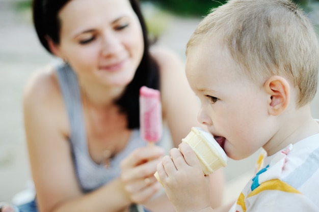 Bebê e mãe comendo sorvete