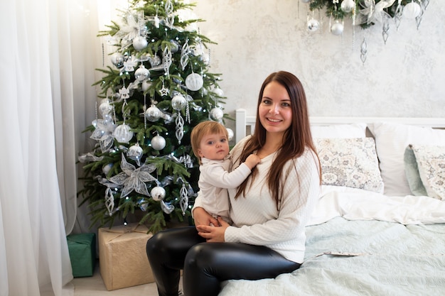 Bebê e mãe no natal decorada em casa