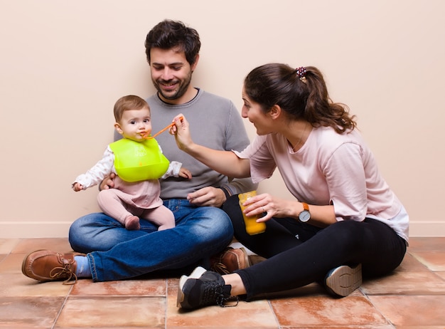 Bebê e pais almoçando