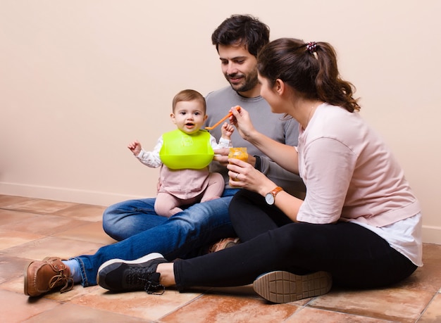 Bebê e pais almoçando