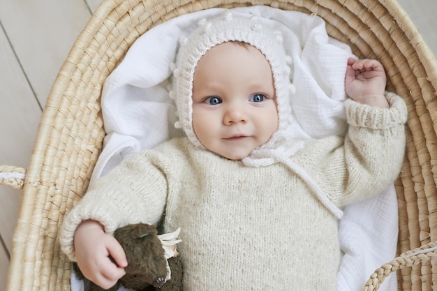 Bebê em berço de vime com brinquedo de madeira Dia das Mães Dia da Proteção das Crianças Criança alegre infância feliz