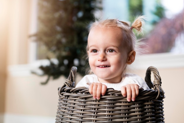 Bebê em estilo lindo. Conceito de criança de família feliz. linda criança emocional