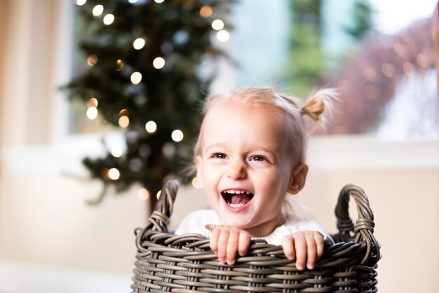 Bebê em estilo lindo. Conceito de criança de família feliz. linda criança emocional