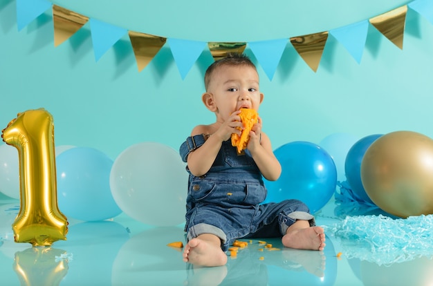 Foto bebê em sessão de fotos comendo manga