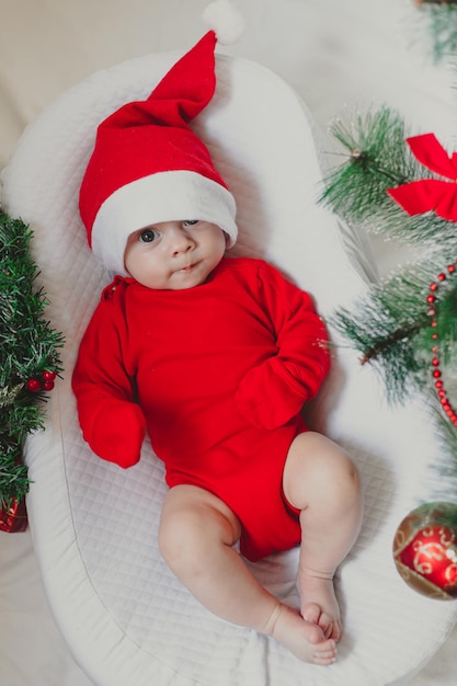 Bebê em um casulo ano novo um artigo sobre o ano novo um artigo sobre crianças o primeiro ano novo do bebê body vermelho