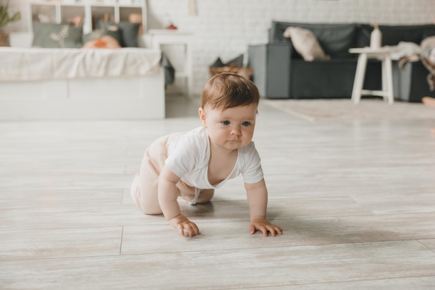 Bebê engatinhando 6 meses no berçário em casa