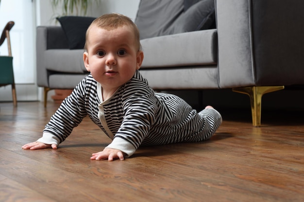 Bebê engatinhando no chão em casa,