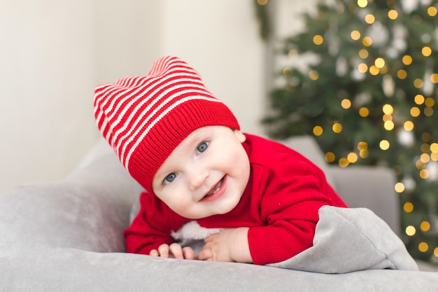 Bebê engraçado em traje de Natal