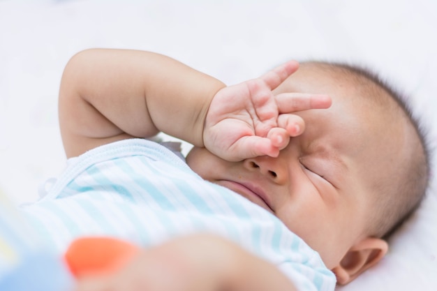 Bebê esfregando seus olhos