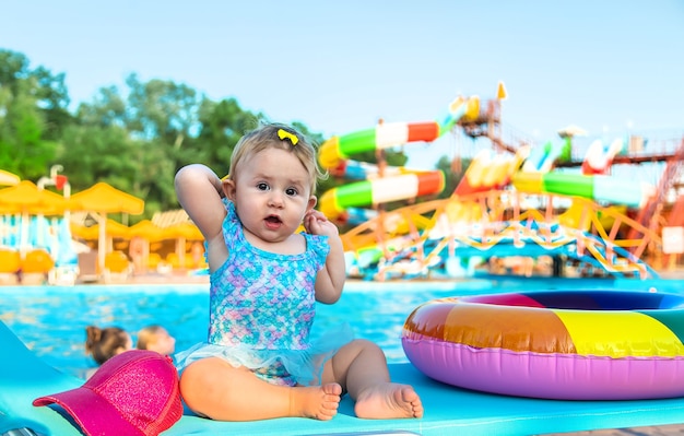 El bebé está sentado junto a la piscina. Enfoque selectivo. Niño.