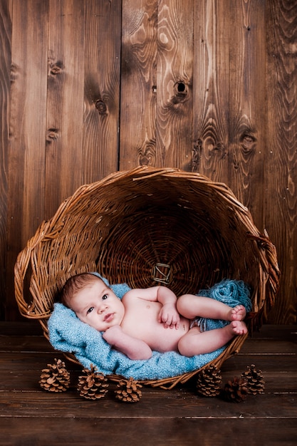Foto bebé, estudio de la foto en un fondo de madera