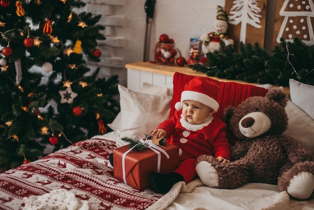 Bebê fantasiado de Papai Noel. Ano Novo