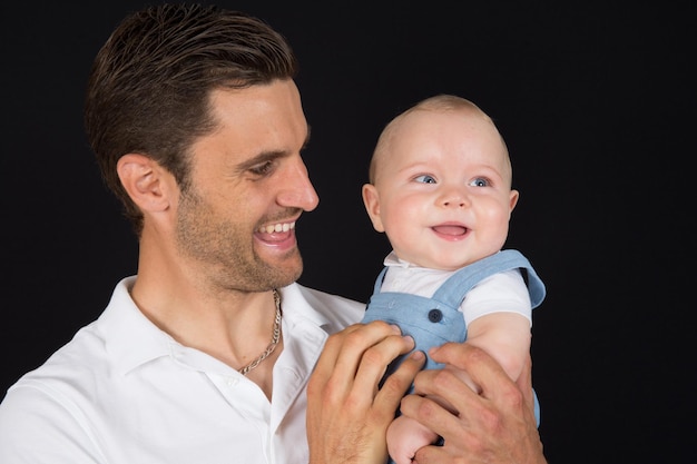 Bebé de la felicidad en las manos de los padres